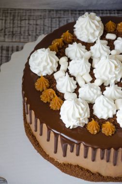 Damla çikolatalı kek tuzlu karamel ve Pamuk Prenses merengues