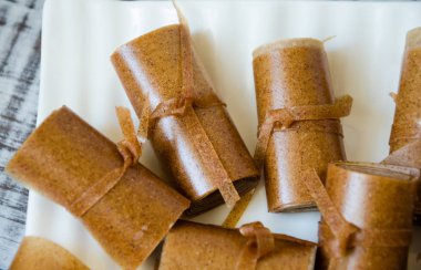 Beyaz tabak üzerinde elma tarçın kağıt ince rulolar