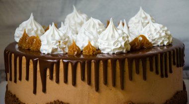 Damla çikolatalı kek tuzlu karamel ve Pamuk Prenses merengues