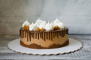 Damla çikolatalı kek tuzlu karamel ve Pamuk Prenses merengues