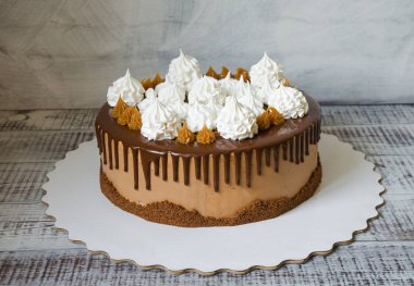 Damla çikolatalı kek tuzlu karamel ve Pamuk Prenses merengues