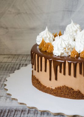 Damla çikolatalı kek tuzlu karamel ve Pamuk Prenses merengues