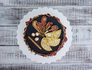 Kurutulmuş armut, portakal, ceviz ve tarçın ile siyah kadife kek