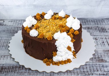 merengue ve tuzlu karamel ile çikolatalı kek