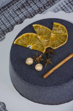 siyah çikolata kadife kek kurutulmuş portakal ve tarçın