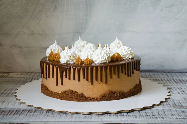 Damla çikolatalı kek tuzlu karamel ve Pamuk Prenses merengues