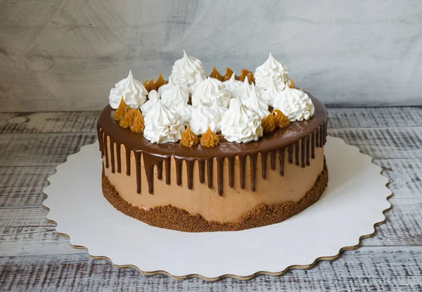 Damla çikolatalı kek tuzlu karamel ve Pamuk Prenses merengues