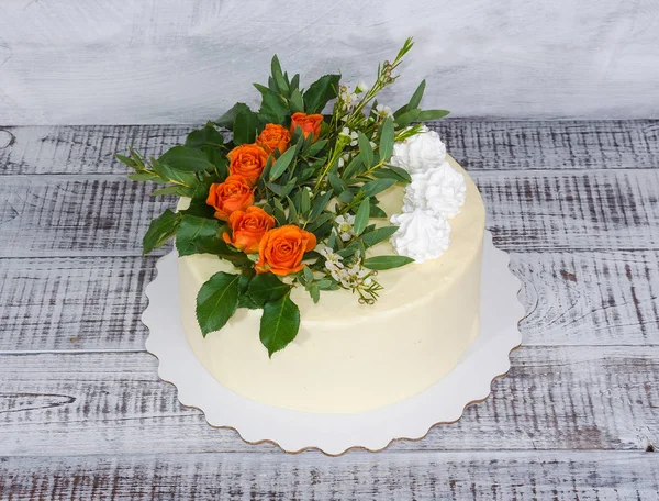 Frischkäse-Vanille-Hochzeitstorte mit orangen Rosen — Stockfoto