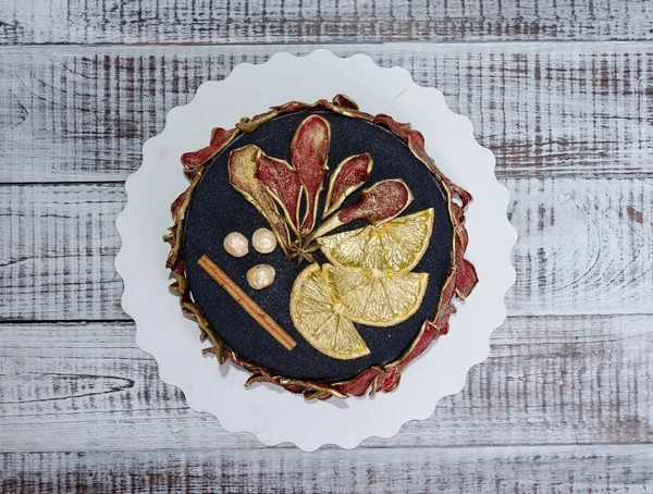 Kurutulmuş armut, portakal, ceviz ve tarçın ile siyah kadife kek