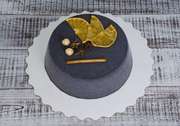 Black chocolate velour cake with dried oranges and cinnamon — Stock Photo, Image