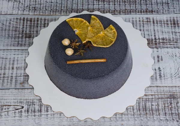 Pastel de terciopelo de chocolate negro con naranjas secas y canela —  Fotos de Stock