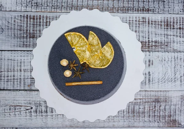 siyah çikolata kadife kek kurutulmuş portakal ve tarçın