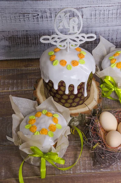 Eater cakes with egg decoration — Stock Photo, Image