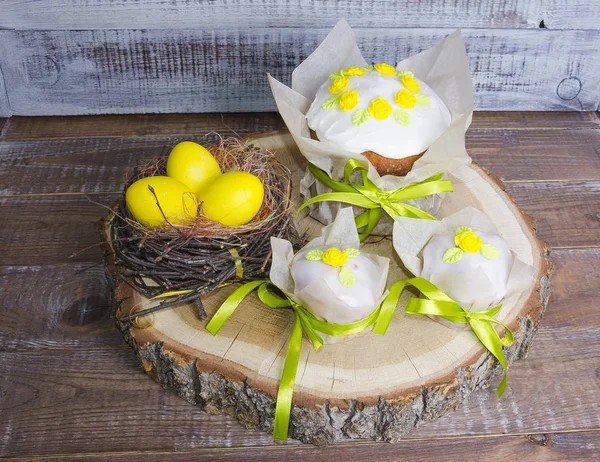 鸡蛋装饰食糕 — 图库照片