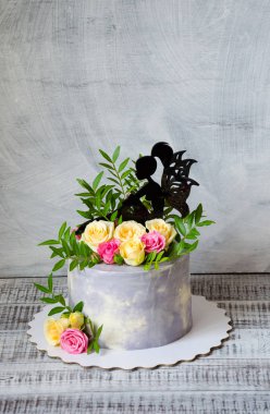 Yıldönümü pasta kek üzerine Güllü standı