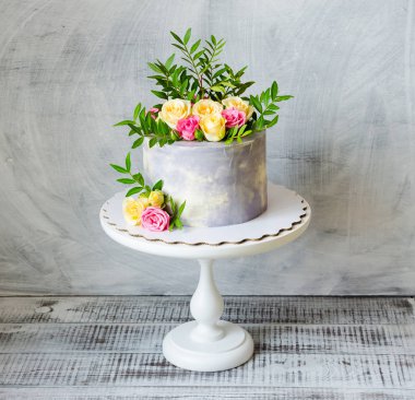 30 fnniversary kek kek üzerine Güllü standı