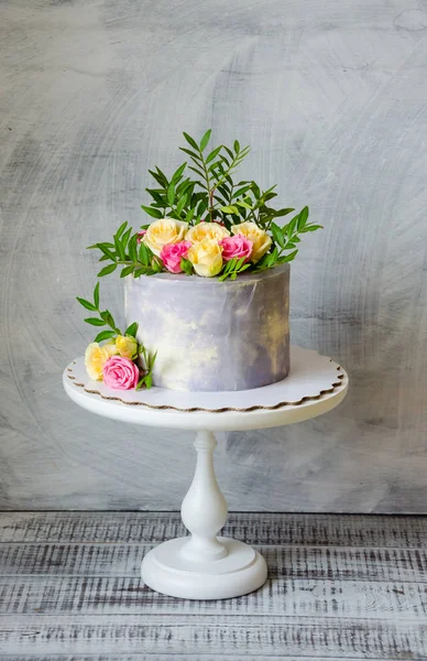 第三十 fnniversary 蛋糕摊上的玫瑰饼 — 图库照片