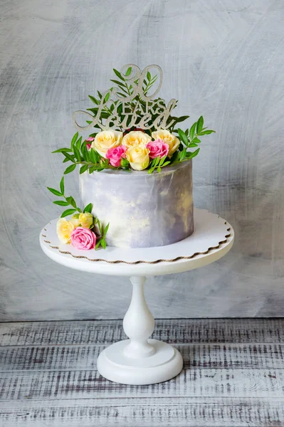 Tarta del 30 aniversario con rosas en el soporte de la torta — Foto de Stock