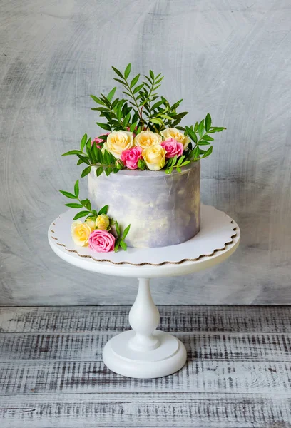 Tarta del 30 aniversario con rosas en el soporte de la torta — Foto de Stock