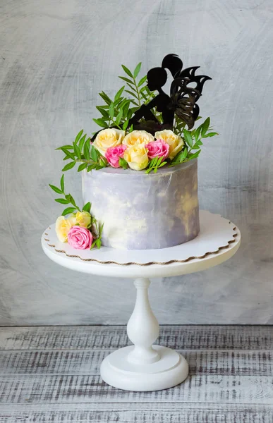 Bolo de aniversário com rosas no carrinho de bolo — Fotografia de Stock