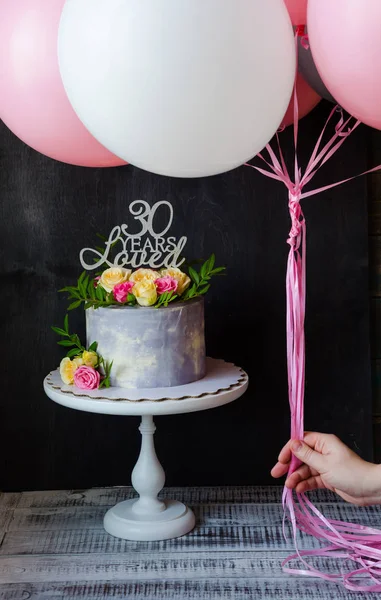 Στάση 30 fnniversary κέικ με τριαντάφυλλα σε τούρτα — Φωτογραφία Αρχείου