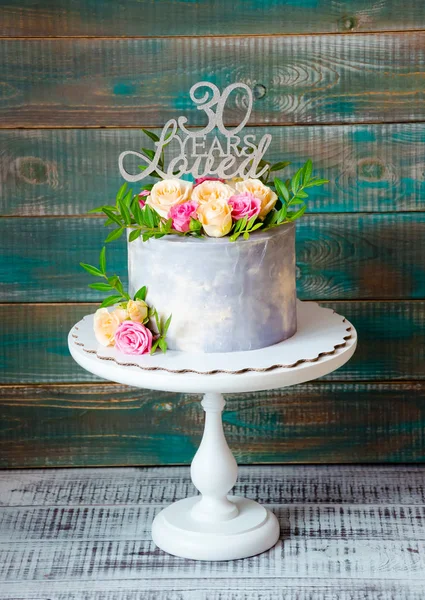 30 fnniversary tårta med rosor på kakan stå — Stockfoto