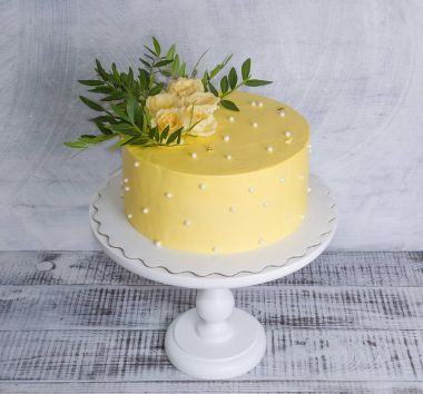 Gül ve yeşillik ile sarı krem peynir pasta