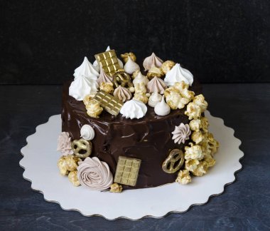 Çikolatalı kek ve diğer tatlılar tuzlu karamel ve kuş s