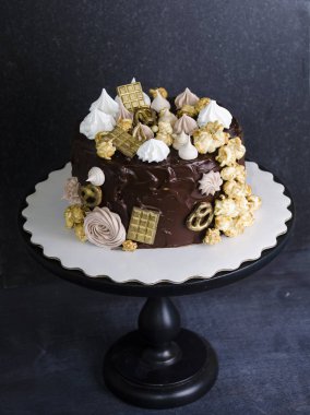 Çikolatalı kek ve diğer tatlılar tuzlu karamel ve kuş s