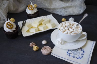 Çikolatalı kek ve diğer tatlılar tuzlu karamel ve kuş s