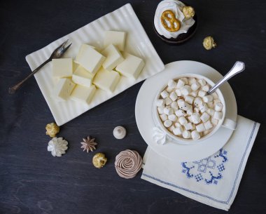 Çikolatalı kek ve diğer tatlılar tuzlu karamel ve kuş s