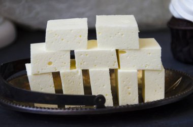 Çikolatalı kek ve diğer tatlılar tuzlu karamel ve kuş s