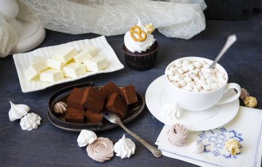 Çikolatalı kek ve diğer tatlılar tuzlu karamel ve kuş s