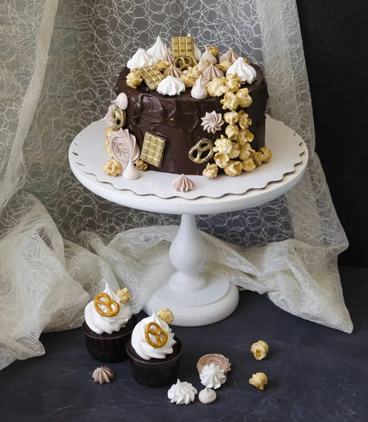 Шоколадный торт и другие сладости с соленой карамелью и птичьими добавками — стоковое фото