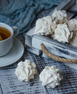 Ahşap arka plan üzerinde taze elma vanilya zephyr