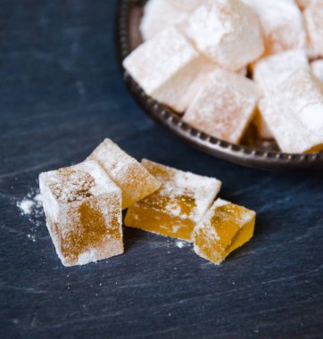 Ev portakal marmelade üzerinde ahşap arka plan yaptı.