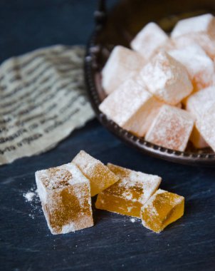 Ev portakal marmelade üzerinde ahşap arka plan yaptı.