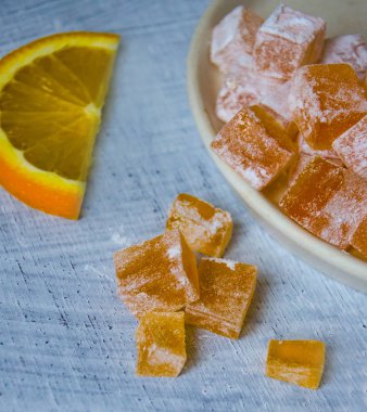 Ev portakal marmelade üzerinde ahşap arka plan yaptı.