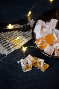 Ev portakal marmelade üzerinde ahşap arka plan yaptı.