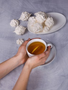 Ahşap arka plan üzerinde taze elma vanilya zephyr