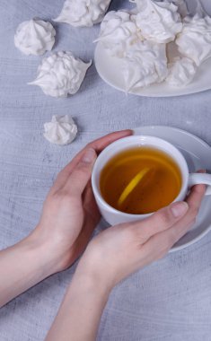 Ahşap arka plan üzerinde taze elma vanilya zephyr