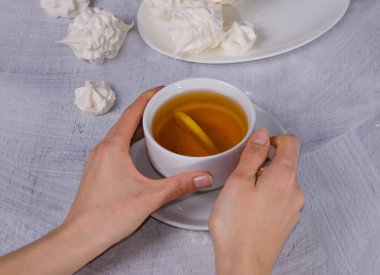 Ahşap arka plan üzerinde taze elma vanilya zephyr