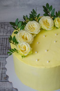 Gül ve yeşillik ile sarı krem peynir pasta