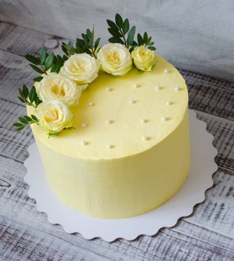 Gül ve yeşillik ile sarı krem peynir pasta