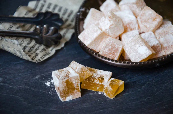 Ev portakal marmelade üzerinde ahşap arka plan yaptı.