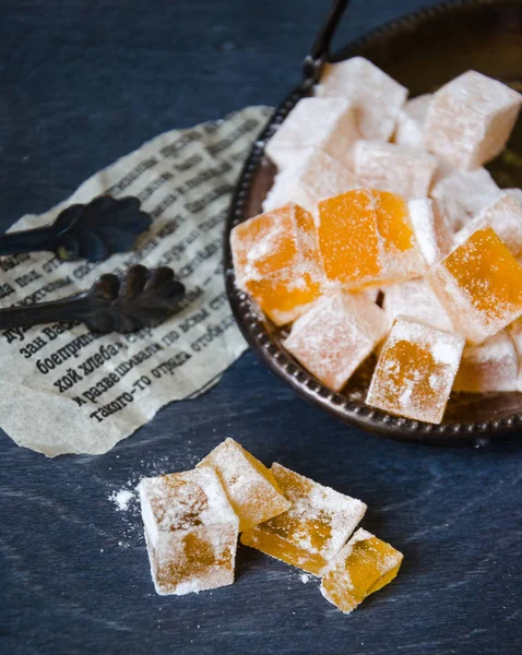 Ev portakal marmelade üzerinde ahşap arka plan yaptı.