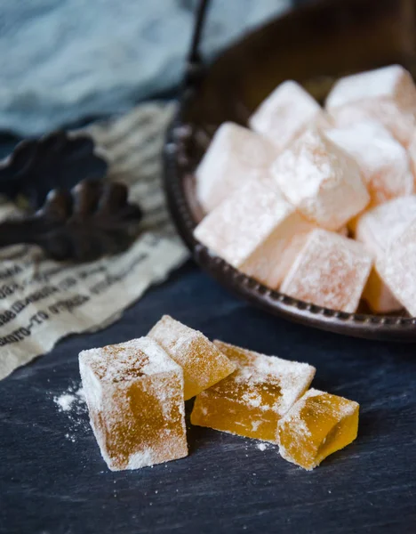 Ev portakal marmelade üzerinde ahşap arka plan yaptı.