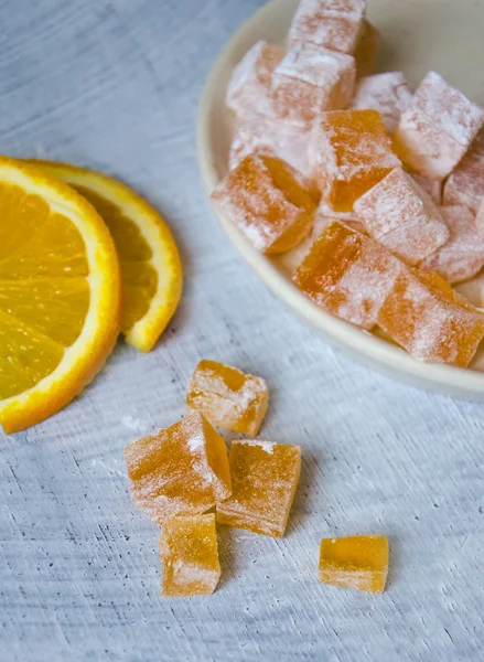 Ev portakal marmelade üzerinde ahşap arka plan yaptı.