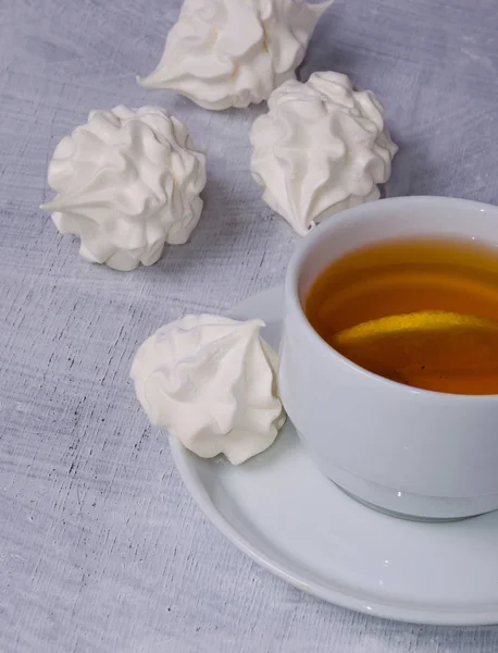 Ahşap arka plan üzerinde taze elma vanilya zephyr