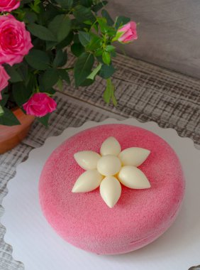 Pembe çikolata kadife kek çiçek ile dekore edilmiştir.